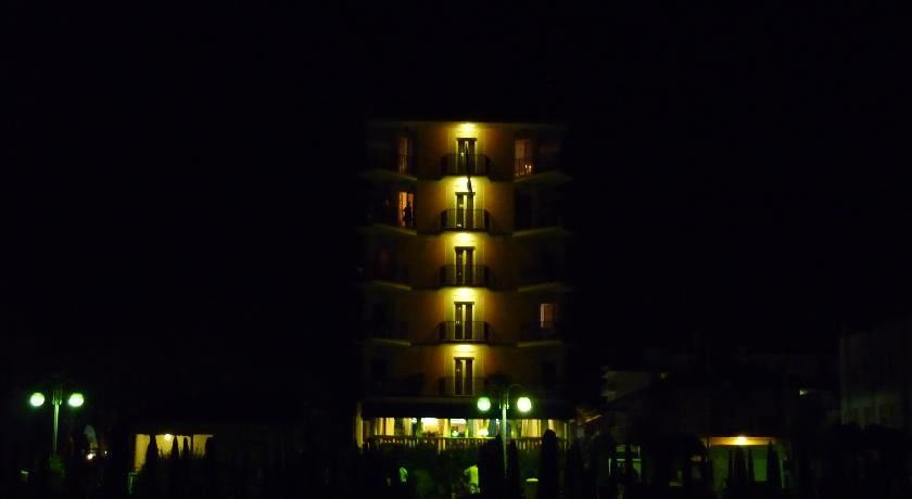 לידו די ג'סולו Hotel Mondial מראה חיצוני תמונה